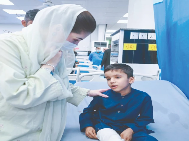 punjab chief minister maryam nawaz speaks to a child patient in the emergency ward of services hospital photo express punjab chief minister maryam nawaz speaks to a child patient in the emergency ward of services hospital photo express