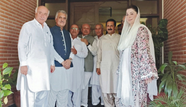 pml n chief organiser maryam nawaz poses with the party s balochistan leadership in quetta photo online pml n chief organiser maryam nawaz poses with the party s balochistan leadership in quetta photo online
