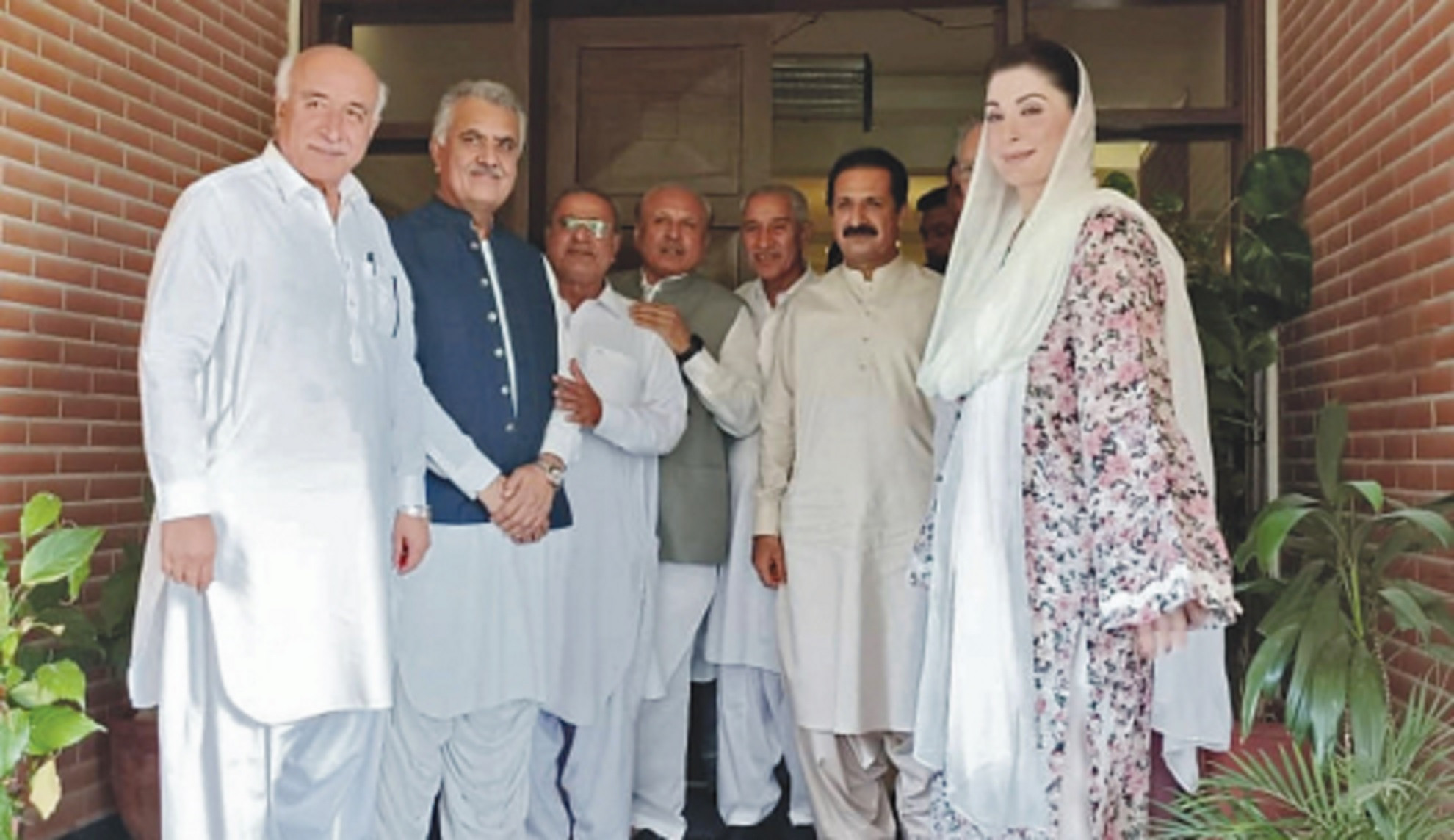pml n chief organiser maryam nawaz poses with the party s balochistan leadership in quetta photo online