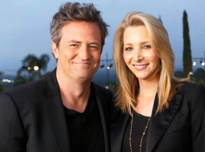 lisa kudrow discovers matthew perry s note in friends cookie jar after death timing is everything lisa kudrow discovers matthew perry s note in friends cookie jar after death timing is everything