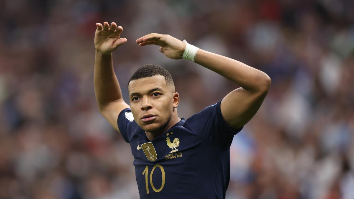 PSG remove Kylian Mbappe from their website