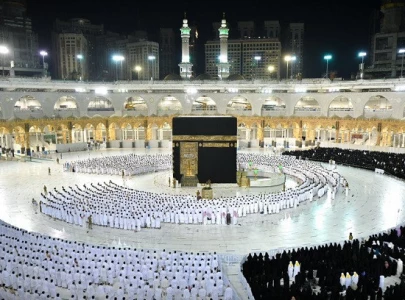 makkah s grand mosque drops social distancing