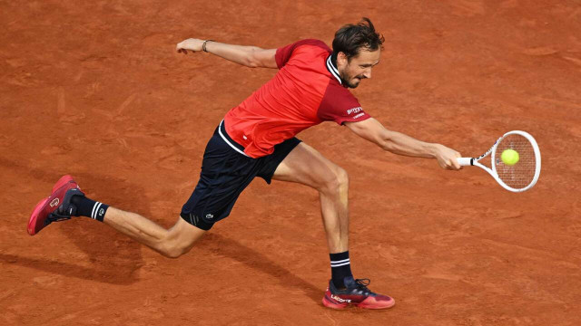 medvedev battles past medjedovic in rome