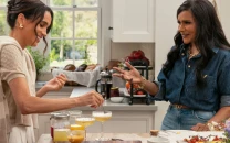 mindy kaling defends meghan markle amid netflix show criticism mindy kaling defends meghan markle amid netflix show criticism