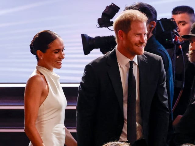 meghan markle appears defiant by prince harry s side at espys meghan markle appears defiant by prince harry s side at espys