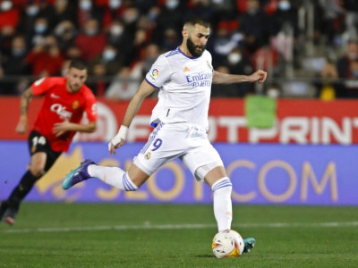 benzema breaks french record but limps off