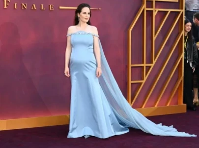 michelle dockery surprises fans with pregnancy reveal at downton abbey premiere