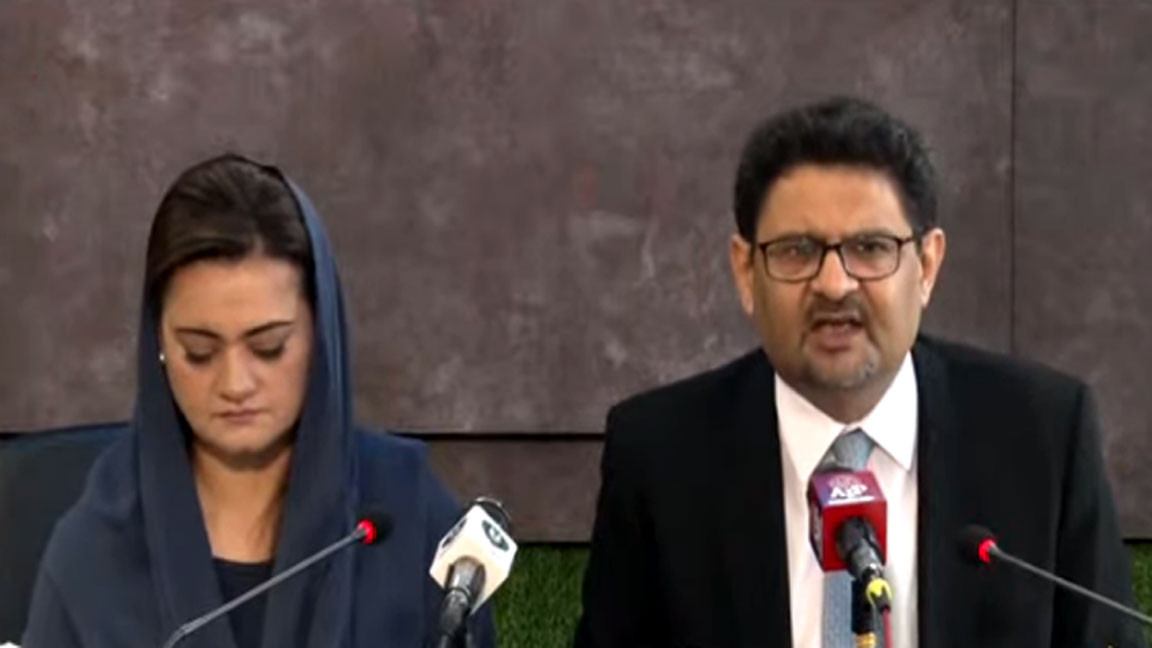 miftah ismail addresses a presser alongside marriyum aurangzeb on june 23 2022 photo radio pakistan