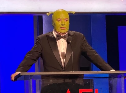 mike myers goes full shrek to honor eddie murphy at afi awards