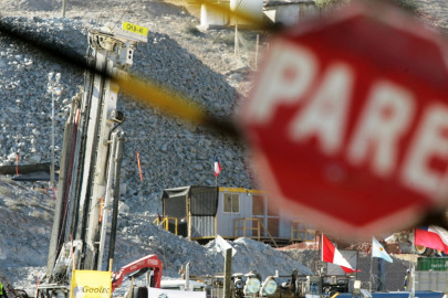 rescue shaft reaches trapped chilean miners rescue shaft reaches trapped chilean miners