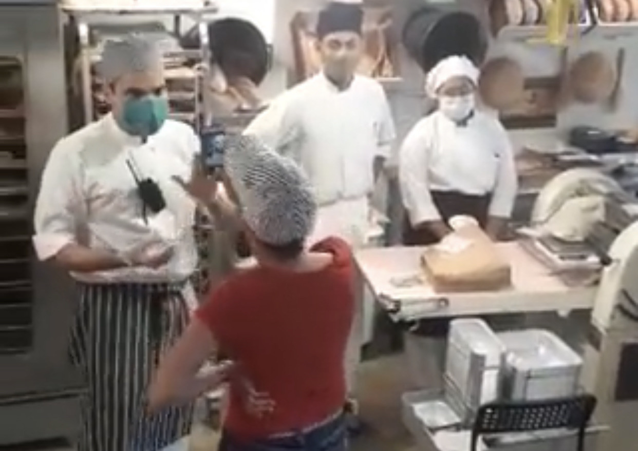 Woman yells at eatery staff when asked for vaccination card - Vimarsana News