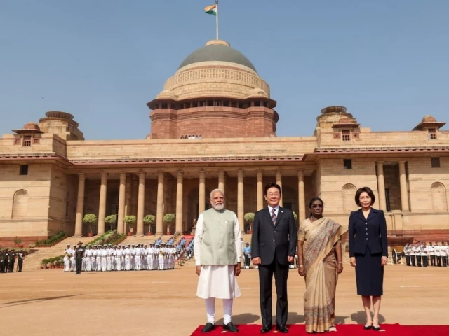 south korean president lee jae myung his wife kim hye kyung indian president droupadi murmu and prime minister narendra modi pose for a photograph during lee s ceremonial reception at rashtrapati bhavan in new delhi india april 20 2026 photo reuters south korean president lee jae myung his wife kim hye kyung indian president droupadi murmu and prime minister narendra modi pose for a photograph during lee s ceremonial reception at rashtrapati bhavan in new delhi india april 20 2026 photo reuters