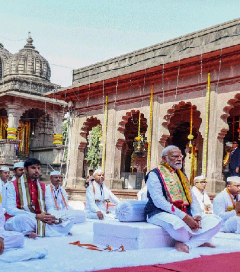 indian prime minister narendra modi c offers prayers at the kalaram temple in nashik photo afp