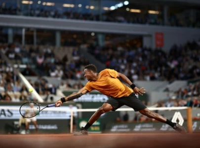 monfils hobbles to french open win monfils hobbles to french open win