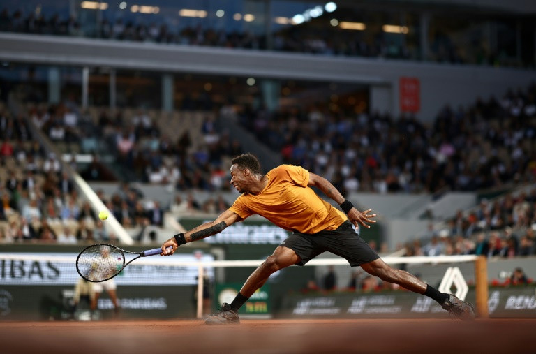 Monfils hobbles to French Open win