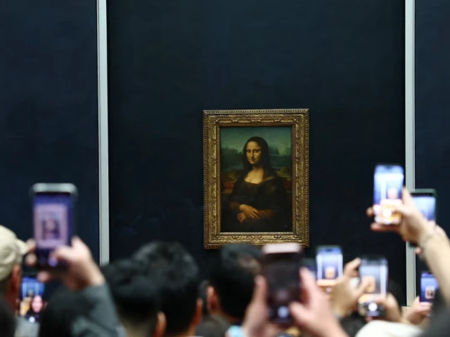 visitors take pictures of the painting mona lisa la joconde by leonardo da vinci at the louvre museum on the day it reopened to the public for the first time since last sunday s heist while the galerie d apollon where eight pieces of napoleon and the empress s jewelry collection displayed in the gallery were stolen by thieves remains closed in paris france october 22 2025 photo reuters visitors take pictures of the painting mona lisa la joconde by leonardo da vinci at the louvre museum on the day it reopened to the public for the first time since last sunday s heist while the galerie d apollon where eight pieces of napoleon and the empress s jewelry collection displayed in the gallery were stolen by thieves remains closed in paris france october 22 2025 photo reuters
