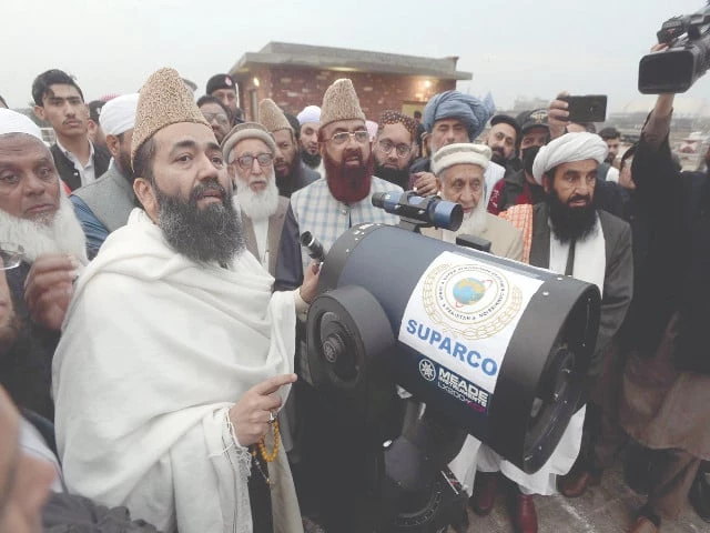 ruet e hilal committee chairman maulana abdul khabir azad scans the skies for the ramazan crescent at auqaf hall photo app ruet e hilal committee chairman maulana abdul khabir azad scans the skies for the ramazan crescent at auqaf hall photo app