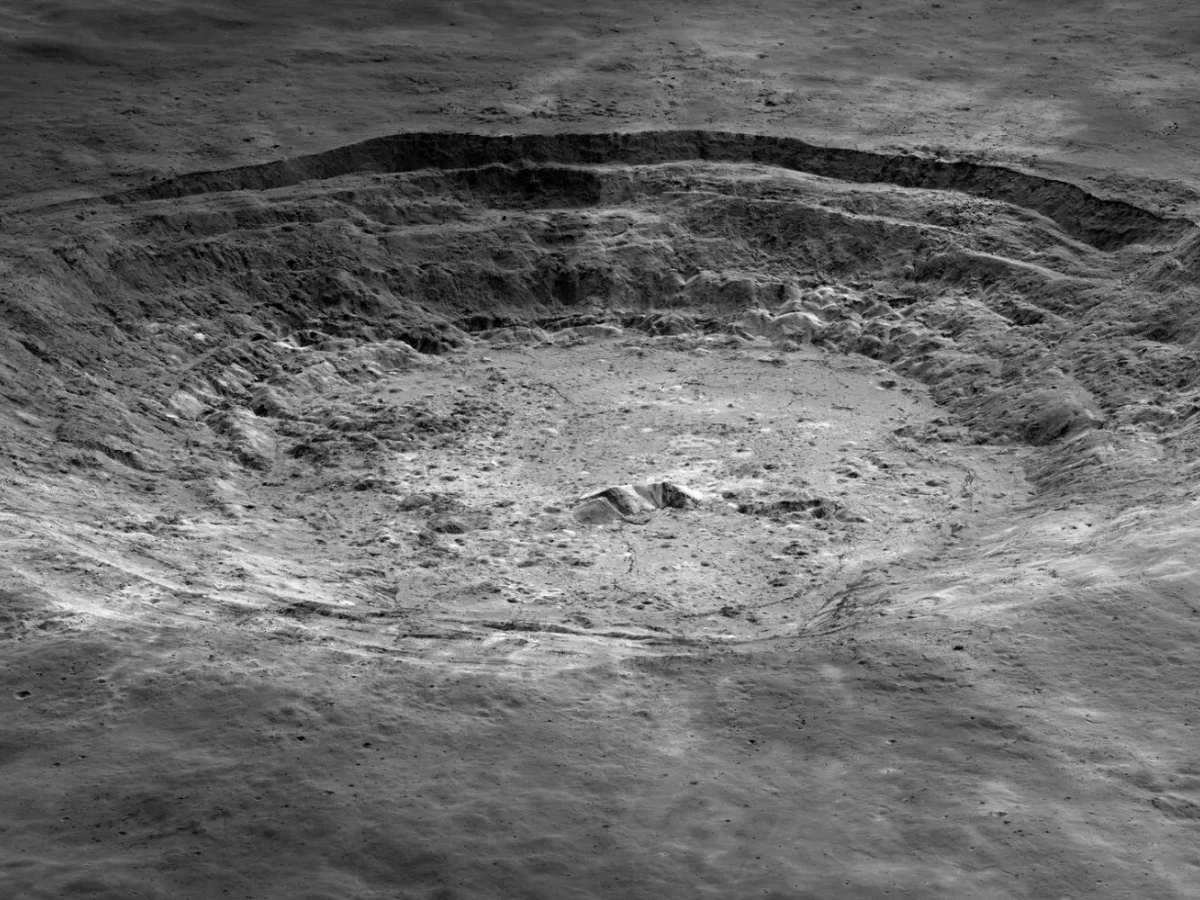 قمری ریکوناسینس مدار سے اریسٹرکس کرٹر کا یہ نظریہ چھت والی دیواروں اور مرکزی چوٹیوں کو واضح طور پر ظاہر کرتا ہے۔ تصویر: ناسا