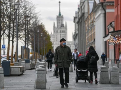 putin approves paid leave across russia to curb covid 19 surge