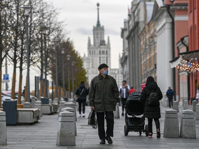 a man wearing a face mask is seen in moscow russia on oct 20 2021 photo xinhua a man wearing a face mask is seen in moscow russia on oct 20 2021 photo xinhua
