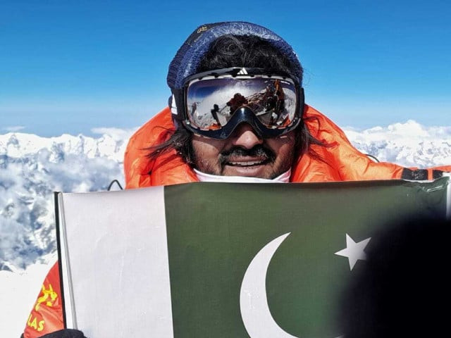 mountaineer asad memon poses atop mount everest photo express mountaineer asad memon poses atop mount everest photo express