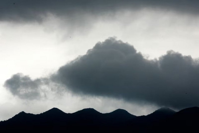 dark clouds gather over the mountains in zhaoqing southern china s guangdong province june 27 2005 photo reuters dark clouds gather over the mountains in zhaoqing southern china s guangdong province june 27 2005 photo reuters
