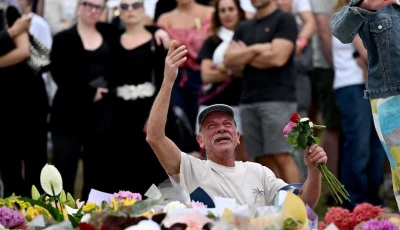 people embrace as they visit a makeshift memorial following the attack on a jewish holiday celebration at sydney s bondi beach in sydney australia december 15 2025 photo reuters people embrace as they visit a makeshift memorial following the attack on a jewish holiday celebration at sydney s bondi beach in sydney australia december 15 2025 photo reuters