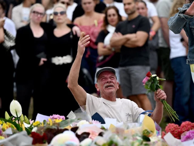 people embrace as they visit a makeshift memorial following the attack on a jewish holiday celebration at sydney s bondi beach in sydney australia december 15 2025 photo reuters