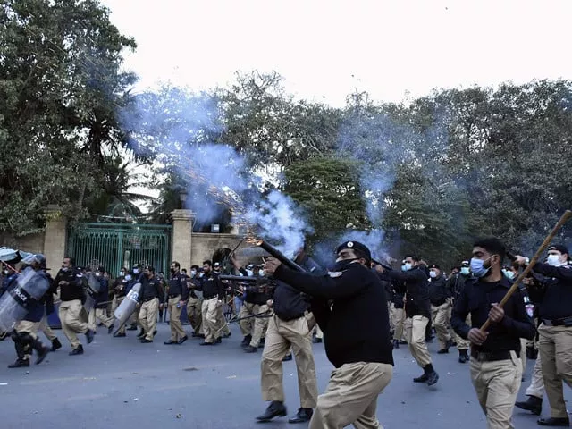 police baton charge mqm p protesters in karachi on jan 26 photo express police baton charge mqm p protesters in karachi on jan 26 photo express