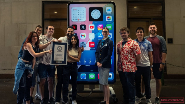 tech youtuber mrwhosetheboss unveils the world s largest iphone to set a new record tech youtuber mrwhosetheboss unveils the world s largest iphone to set a new record