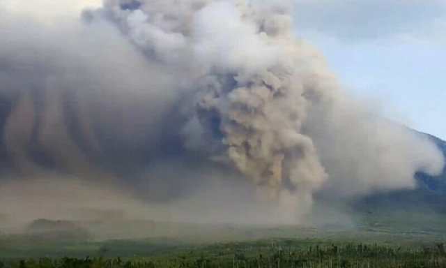 mount semeru volcano erupts volcanic ash as seen from lumajang east java province indonesia december 4 photo reuters mount semeru volcano erupts volcanic ash as seen from lumajang east java province indonesia december 4 photo reuters