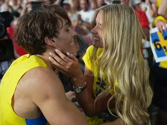 mondo duplantis celebrates world record pole vault with girlfriend at olympics in a viral moment mondo duplantis celebrates world record pole vault with girlfriend at olympics in a viral moment