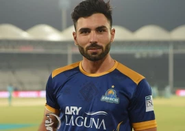 muhammad irfan khan niazi after recieving his awards at pakistan super league 2024 photo karachi kings