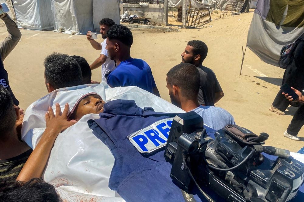 Mourners carry the body of Palestinian Al-Jazeera photojournalist Mohamed Salama, who was killed in an Israeli strike on Nasser Hospital, during his funeral in Khan Yunis in the southern Gaza Strip on August 25, 2025.PHOTO: AFP