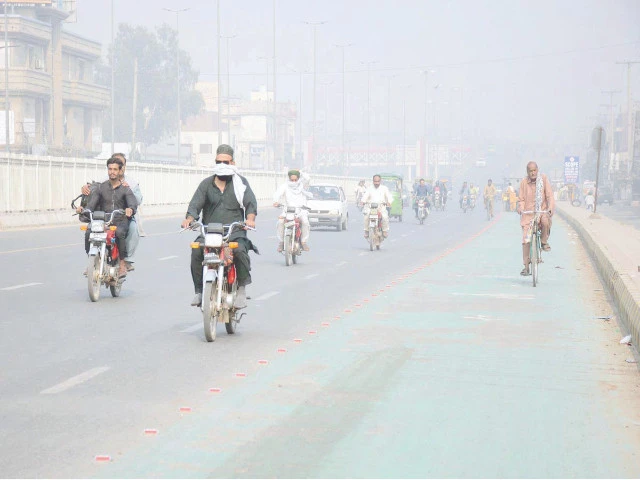 commuters pass through dense smog in multan photo app commuters pass through dense smog in multan photo app