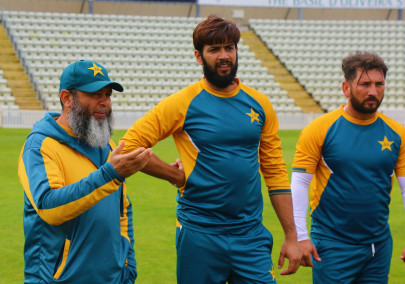 players need to motivate each other in absence of fans mushtaq