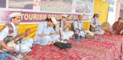 rejoicing mountain culture g b artists mesmerise visitors at lok mela