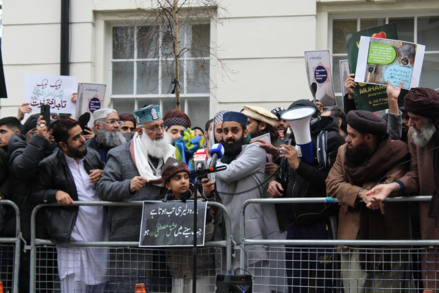muslims in london protest holy quran desecration muslims in london protest holy quran desecration