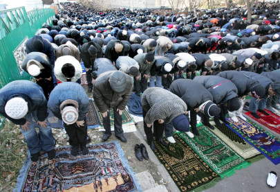 mosque woes moscow muslims pray on sidewalks mosque woes moscow muslims pray on sidewalks