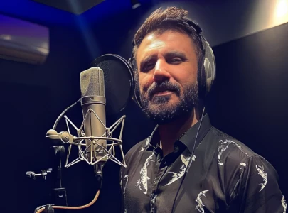 watch mustafa zahid evokes nostalgia with toh phir aao