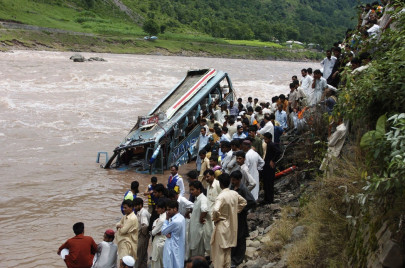 over 20 feared dead in muzaffarabad bus accident