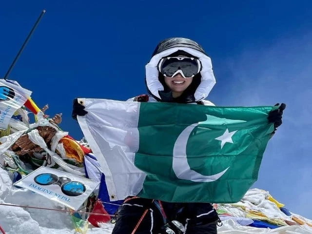british pakistani climber summits manaslu peak