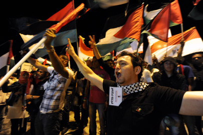 israelis mow down 13 palestinians on three borders