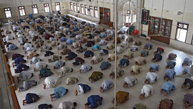 faithful offer eid prayers photo radio pakistan faithful offer eid prayers photo radio pakistan