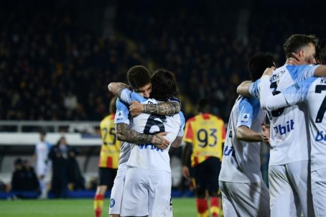 nervy napoli squeeze past lecce nervy napoli squeeze past lecce