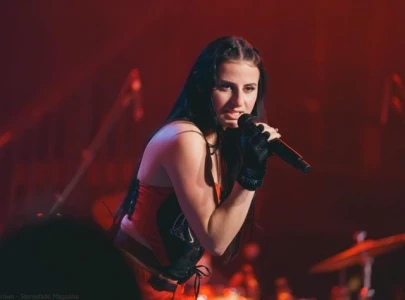 singer natalie jane pauses show as childhood bully apologises mid show