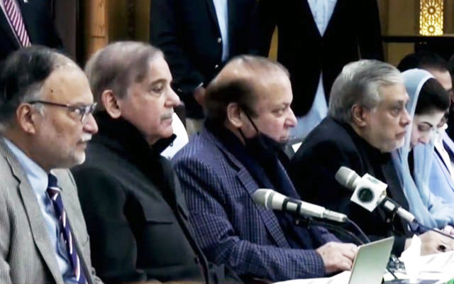 pml n supremo addressing the party s potential candidates for the upcoming general elections after leading the parliamentary board panel in lahore screengrab