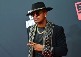 watch ne yo manhandles stage crasher during japan concert watch ne yo manhandles stage crasher during japan concert