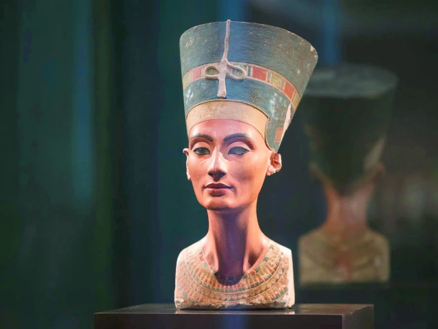 nefertiti s 3 300 year old stucco coated limestone bust went on display in 1924 in which she is seen wearing a wide collar and a flat topped crown with a golden band photo file