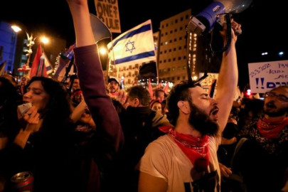 thousands of israelis protest against netanyahu ahead of election